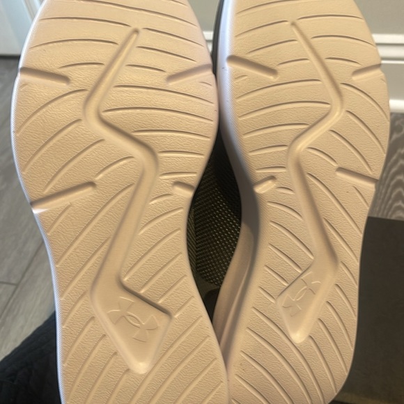 NIB, men’s under Armour sneakers, Size 11 - Picture 3 of 3